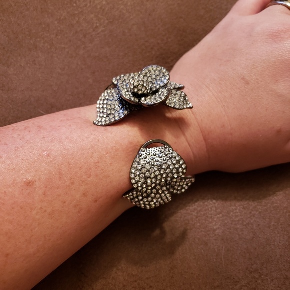 Rose shape crystal bangle - Picture 4 of 5